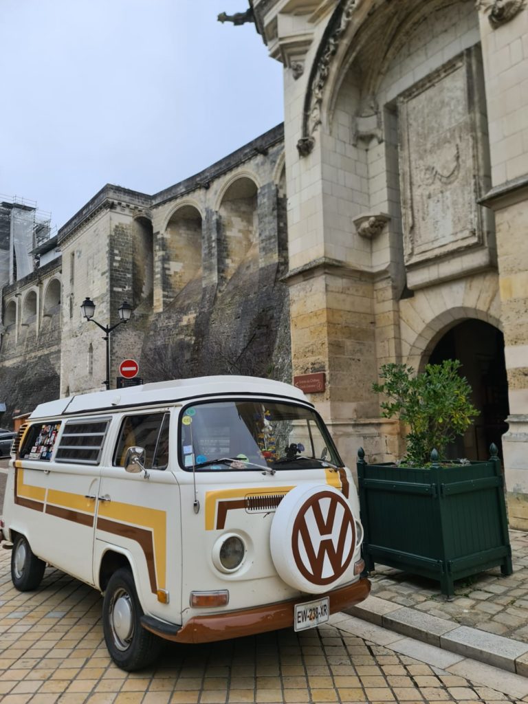 Vintage Camper Touraine, Le combi Scooby au pied du chateau