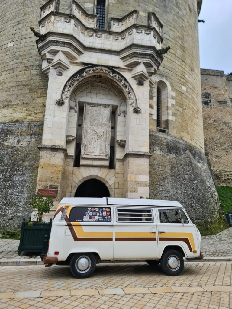 Vintage Camper Touraine, Le combi Scooby au pied du chateau