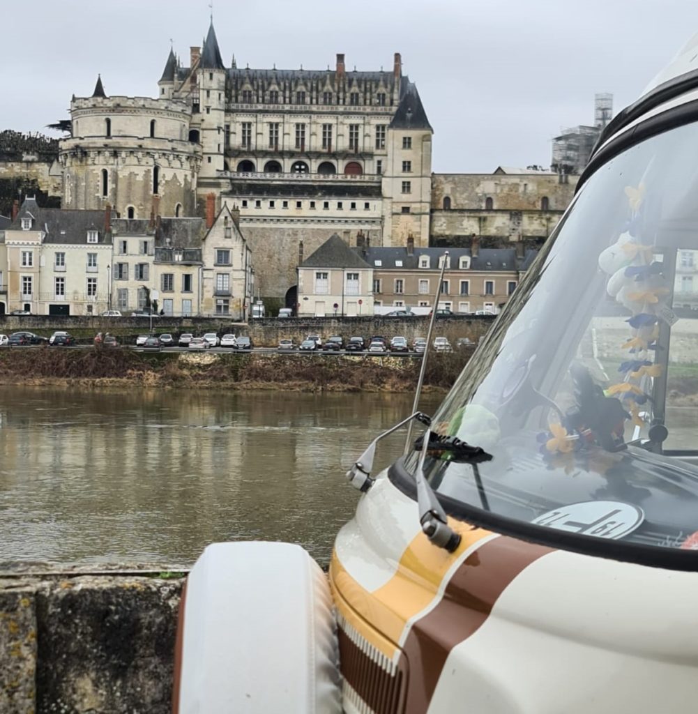 Le combi Scooby de Vintage Camper Touraine pose devant le Chateau d'Amboise