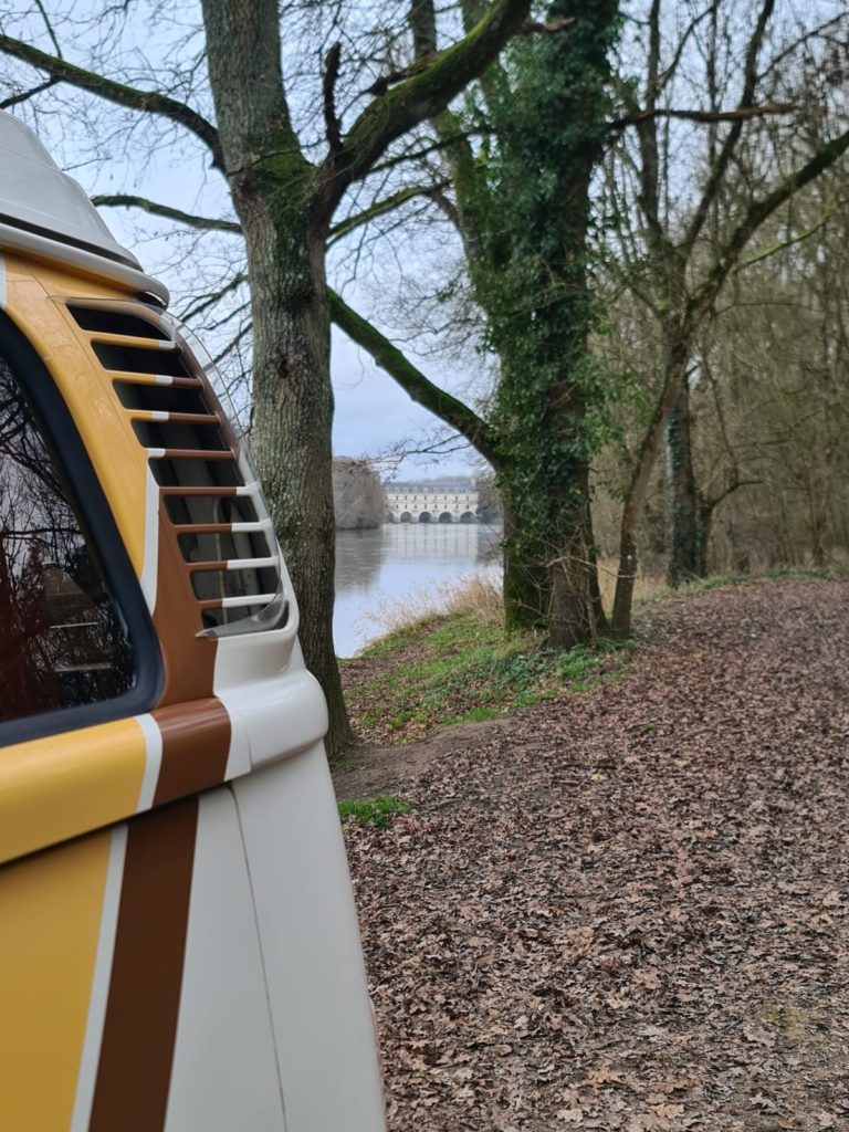 Combi Scooby en mode picnic en bord de cher en toile de fond le Chateau de Cheononceau