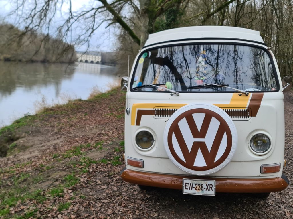 Combi Scooby posé en bord de cher et le Chateau de Cheononceau