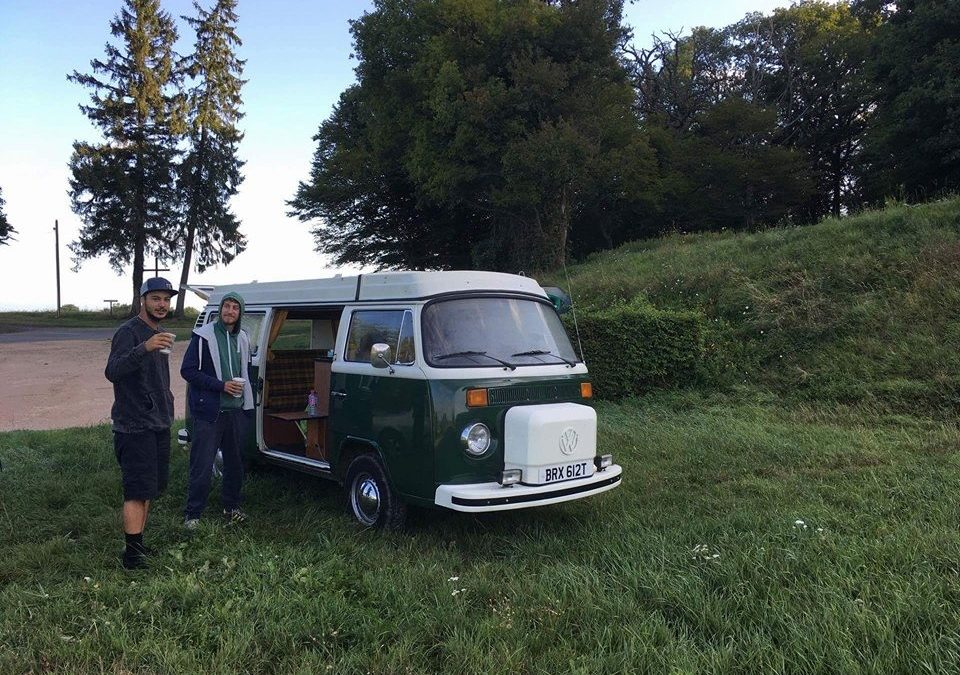 Au vert dans un combi t2 dans la campagne de Lyon