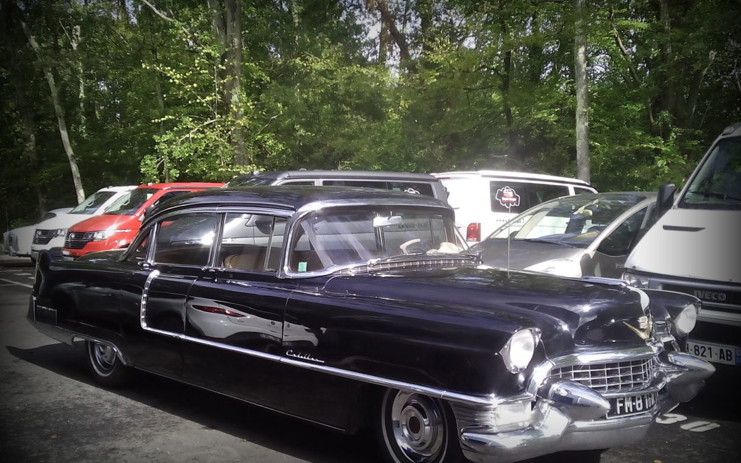 Location Cadillac de 1955 – Vintage Camper Bordeaux